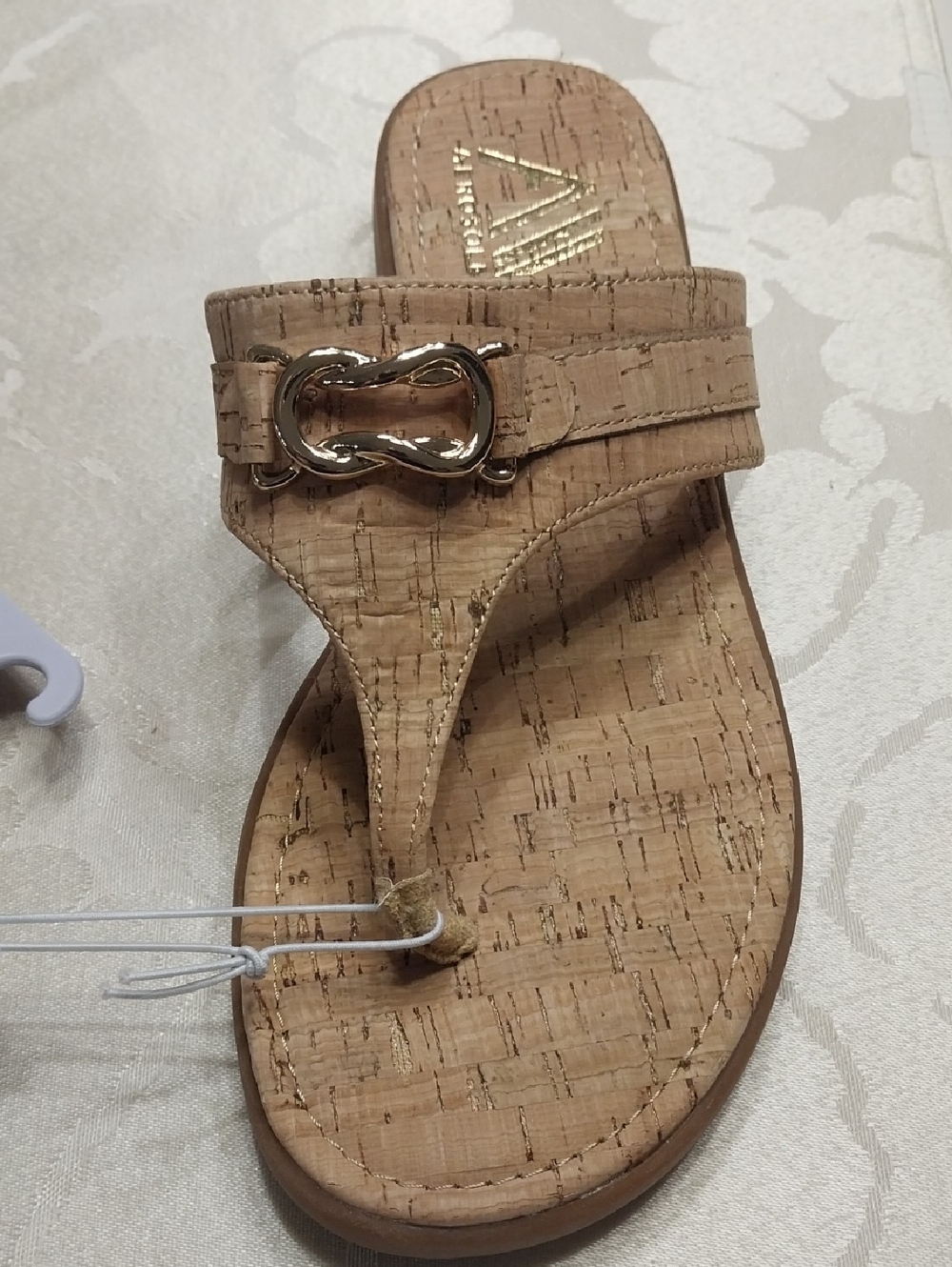 Aerosoles NWT Toe Thong Sandals Size 9W Beige Gold Cushioned Footbed Rubber Sole